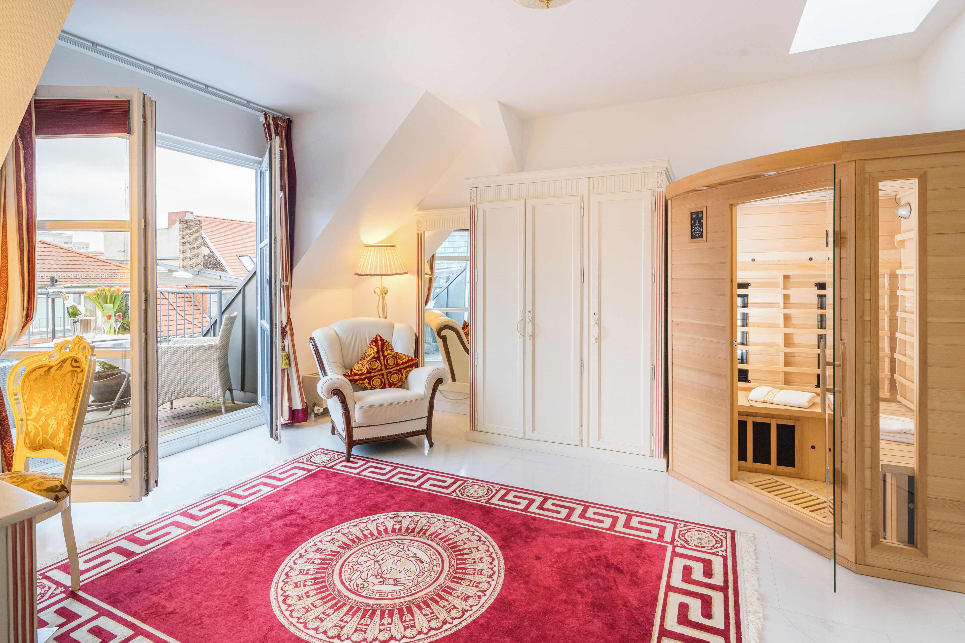 Signature Studio Suite | Hypo-allergenic bedding, minibar, in-room safe, individually decorated