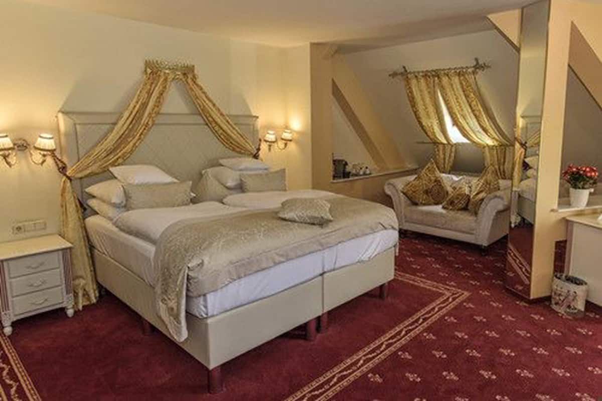 Hypo-allergenic bedding, minibar, in-room safe, blackout curtains