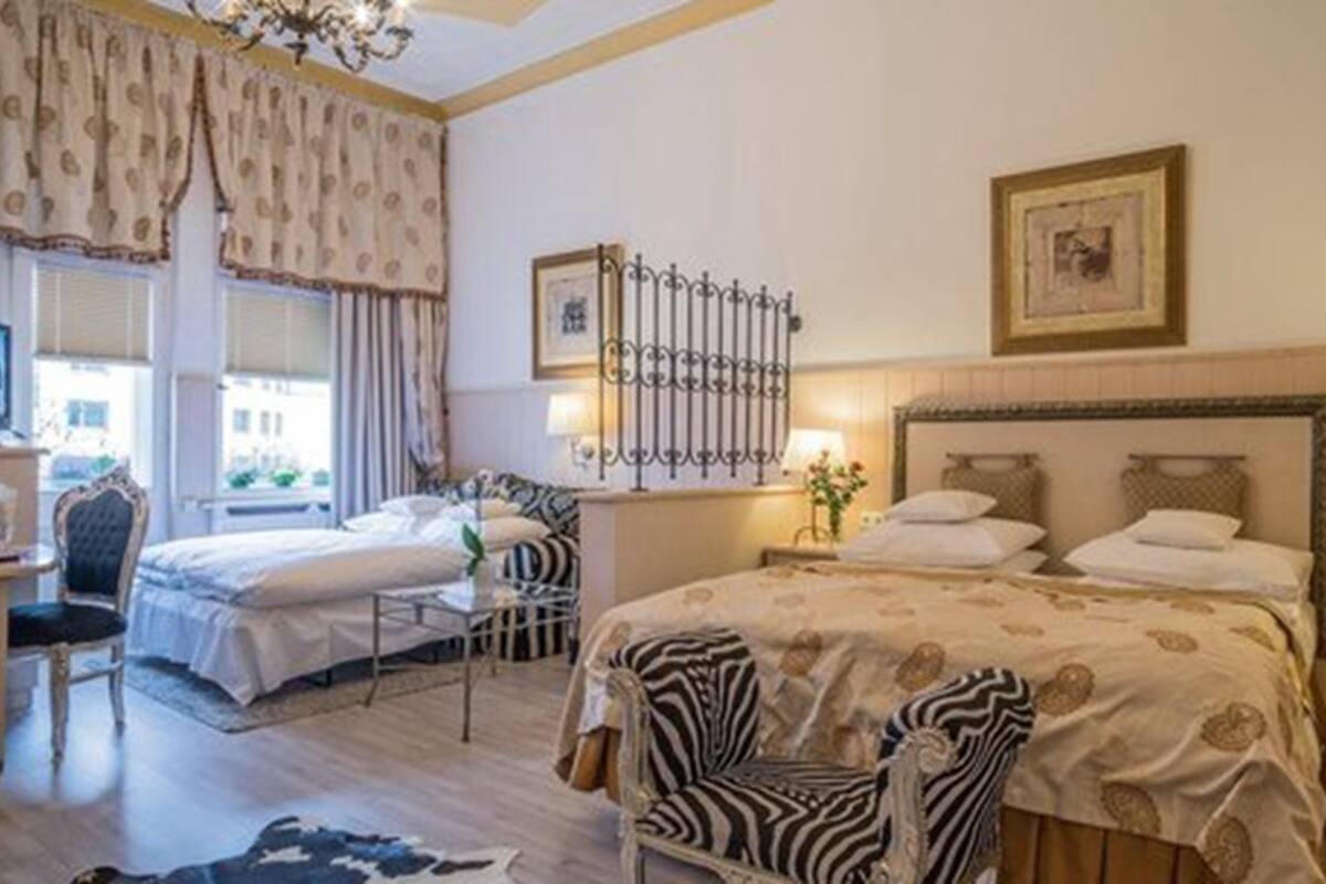 Superior Grand Room | Hypo-allergenic bedding available, in-room safe, desk, laptop workspace