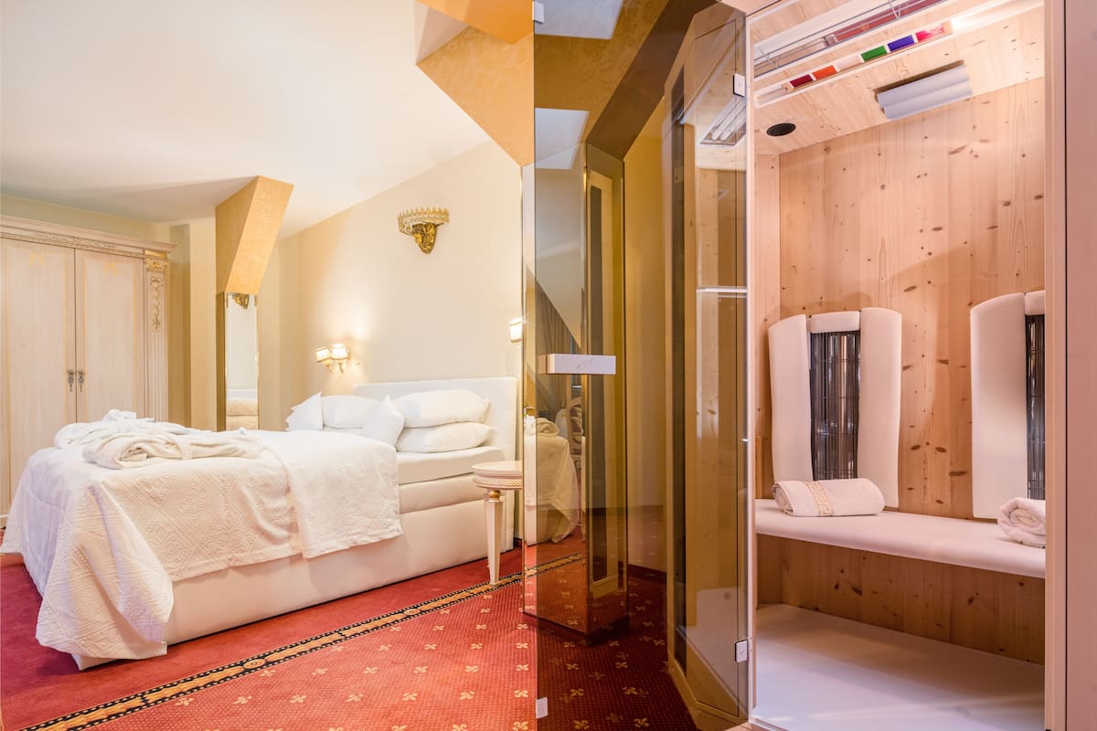 Hypo-allergenic bedding, minibar, in-room safe, individually decorated