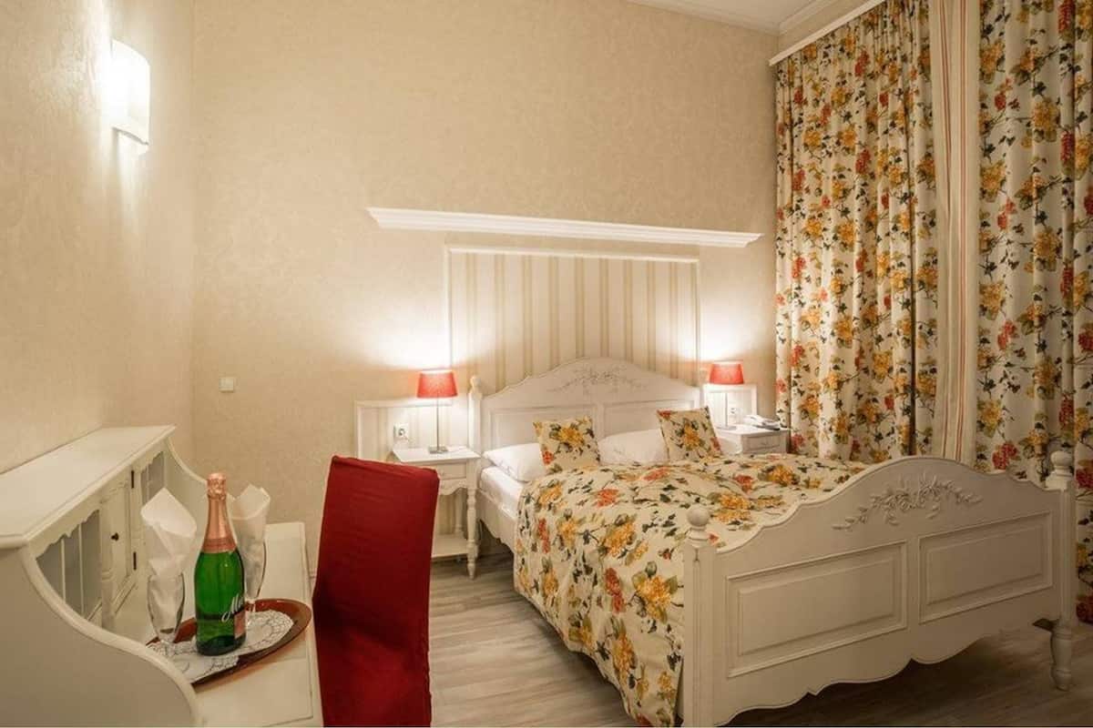 Hypo-allergenic bedding, minibar, in-room safe, blackout curtains