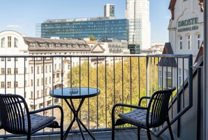 Augusta Skyline Suite | Allergikerbettwaren, Zimmersafe, individuell dekoriert