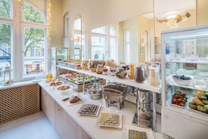 Daily buffet breakfast (EUR 17 per person) - Hotel Augusta (Berlin)