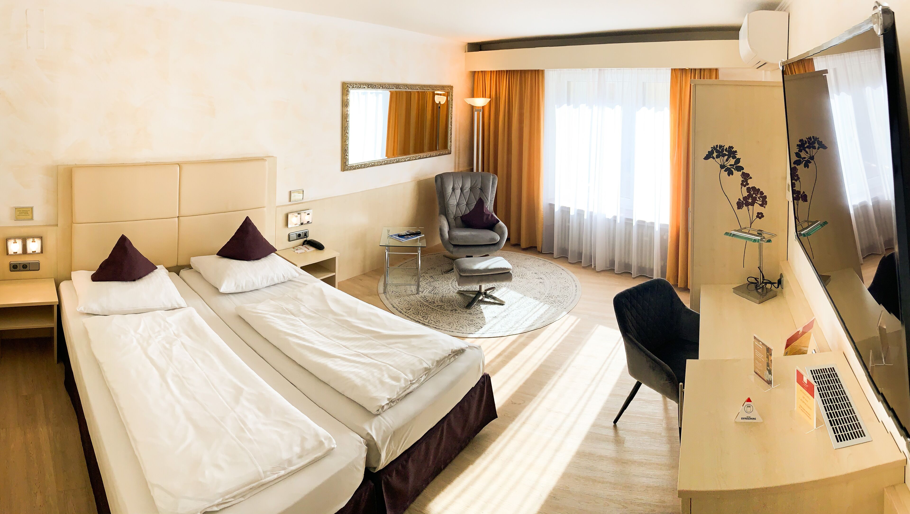 고급 침구, 필로우탑 침대, 미니바, 각각 다르게 가구 비치