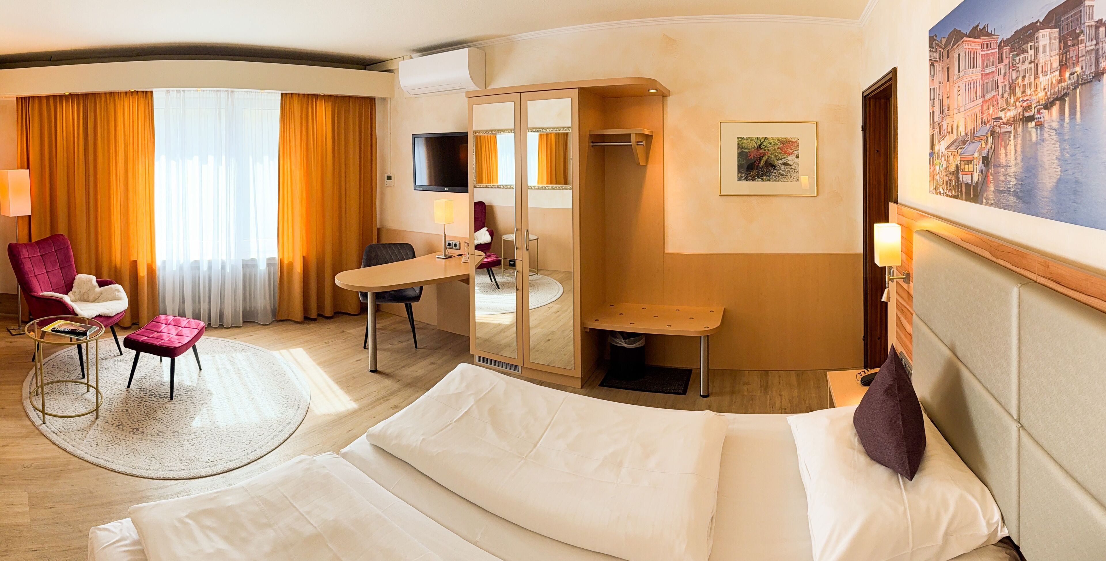 高級寝具、ピロートップベッド、ミニバー、客室ごとに異なるインテリア