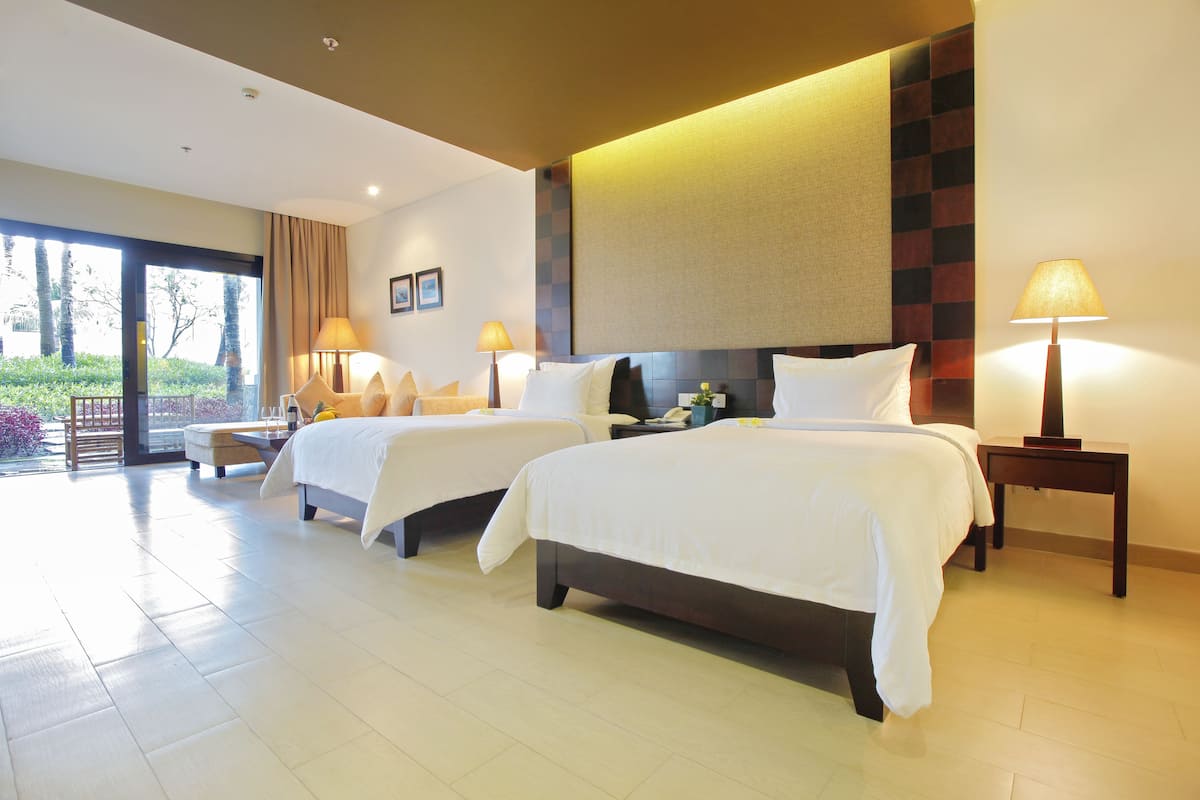 Deluxe Twin Room, Garden View | 1 bedroom, minibar, in-room safe, desk