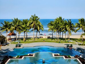 En privat strand, liggestole, parasoller, badehåndklæder