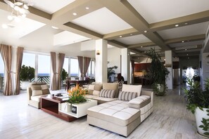 Presidential-penthouselejlighed - 4 soveværelser - ved havet | Stue | Tv, bordfodbold