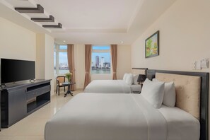 ファミリー 4 人部屋 リバービュー | ミニバー、セーフティボックス (室内)、デスク、遮光カーテン