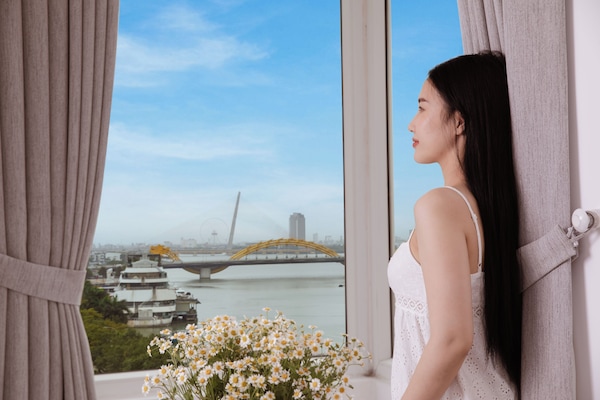 Minibar, caja de seguridad en la habitación y escritorio