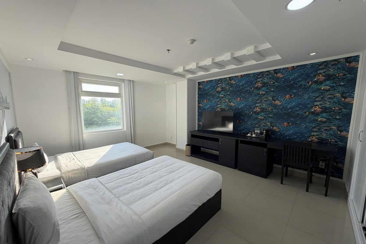 Executive Twin Room, River View | Minibar, in-room safe, desk, blackout drapes