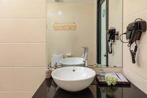 Dusj, hårføner, badekåper og tøfler