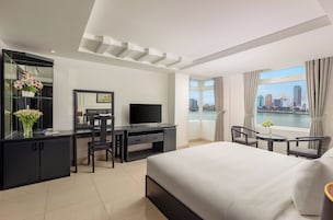 Habitación ejecutiva doble, vistas al río | Minibar, caja fuerte, escritorio y cortinas opacas