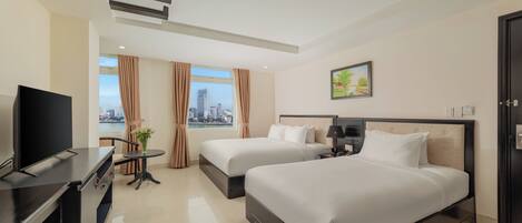 Minibar, caja de seguridad en la habitación y escritorio