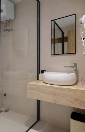 Quarto duplo executivo, vista para o rio | Banheiro | Chuveiro, secador de cabelo, roupões de banho, chinelos