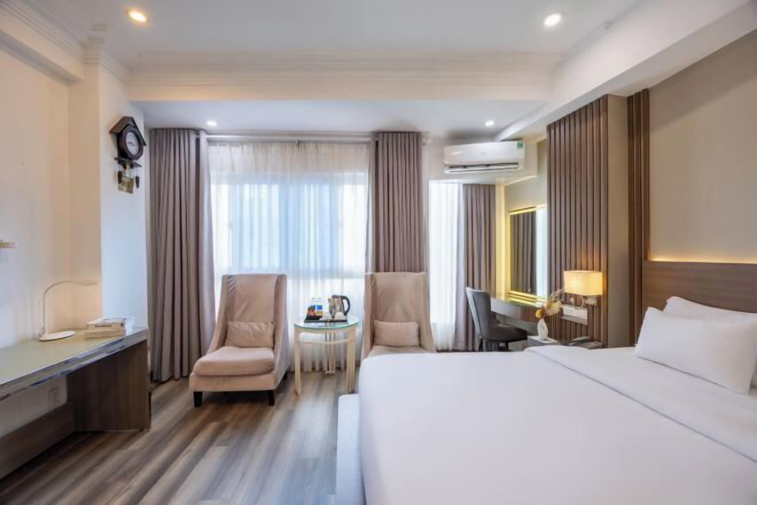 Minibar, brankas, tirai kedap cahaya, dan setrika/meja setrika