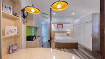 Apartment room | Minibar, caja de seguridad en la habitación y cortinas blackout