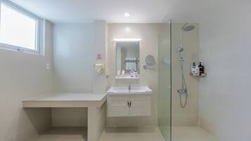 Suite VIP room | Bathroom | Shower, free toiletries, hair dryer, bathrobes
