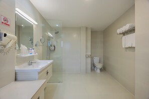 Executive Suite Room | Kamar mandi | Shower, perlengkapan mandi gratis, pengering rambut, dan jubah mandi