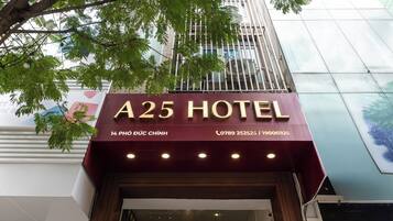 Vista frontal de la propiedad