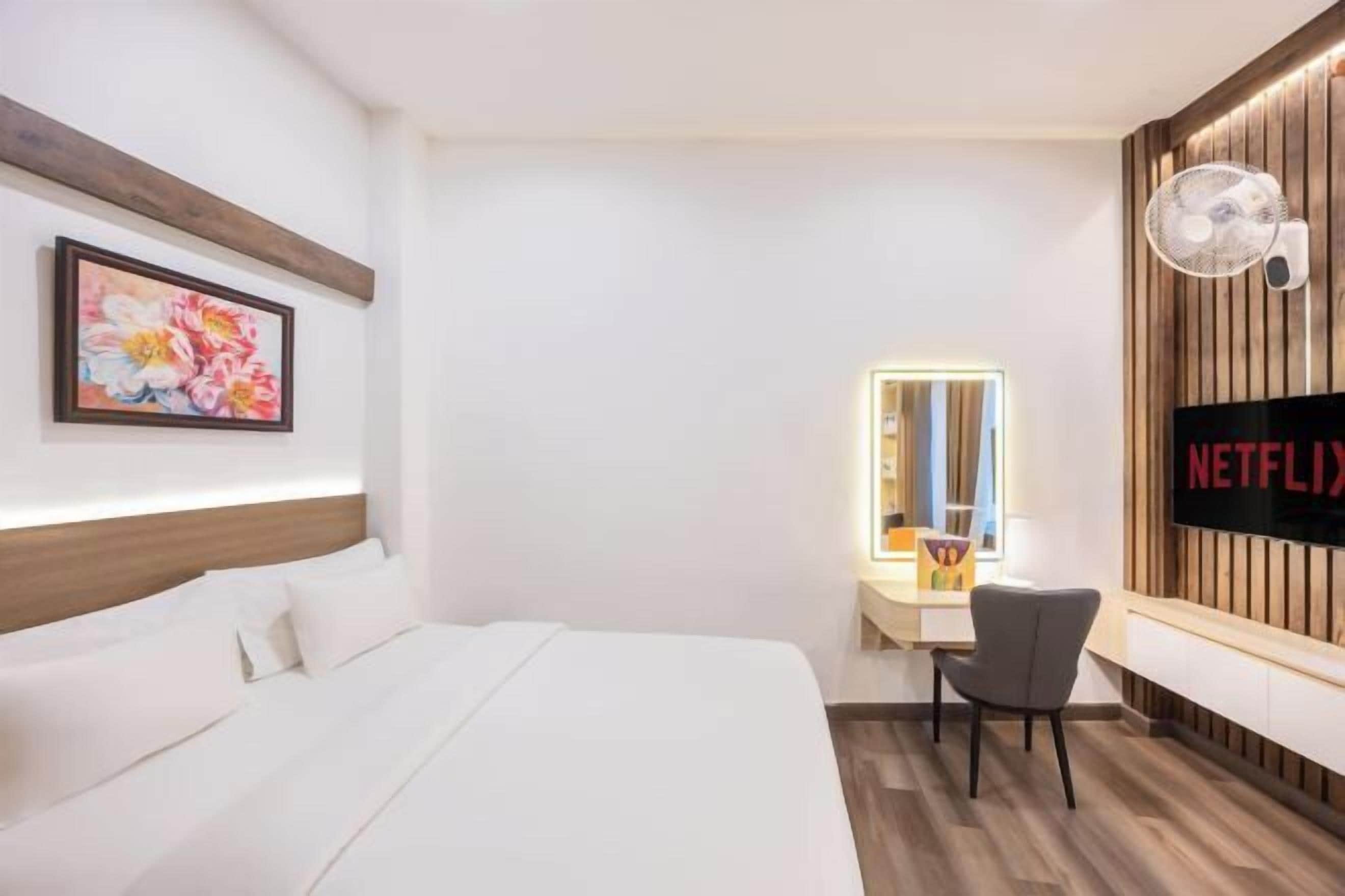 Minibar, brankas, tirai kedap cahaya, dan setrika/meja setrika