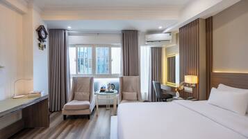 Deluxe City View Double Bed | Minibar, caja de seguridad en la habitación y cortinas blackout
