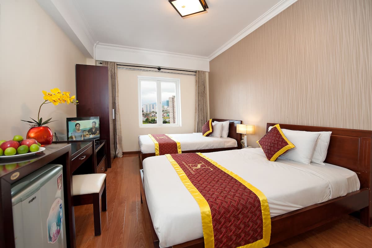 Deluxe Twin Room | Living room | Flat-screen TV