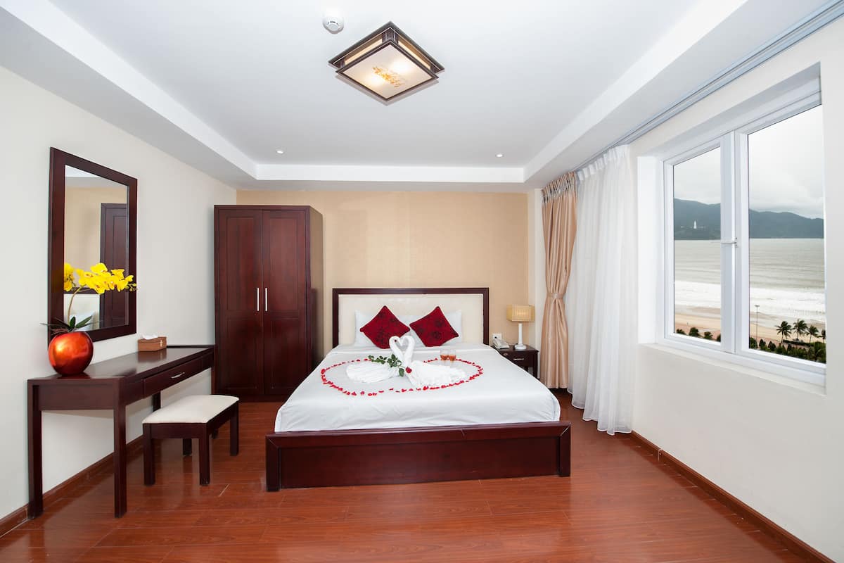 In-room safe, desk, free WiFi