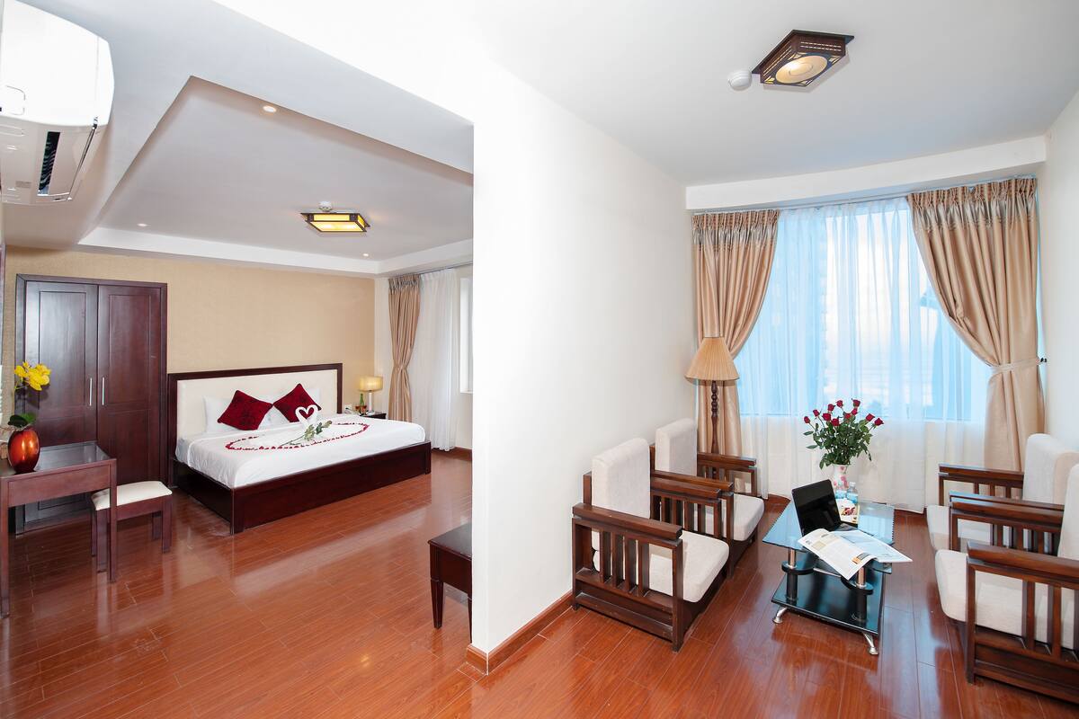 Suite Double With Sea View | Living room | Flat-screen TV