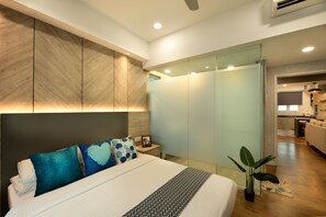 Family Apartment, 3 Bedrooms | 3 bilik tidur, meja, seterika/papan seterika, Wi-fi percuma 