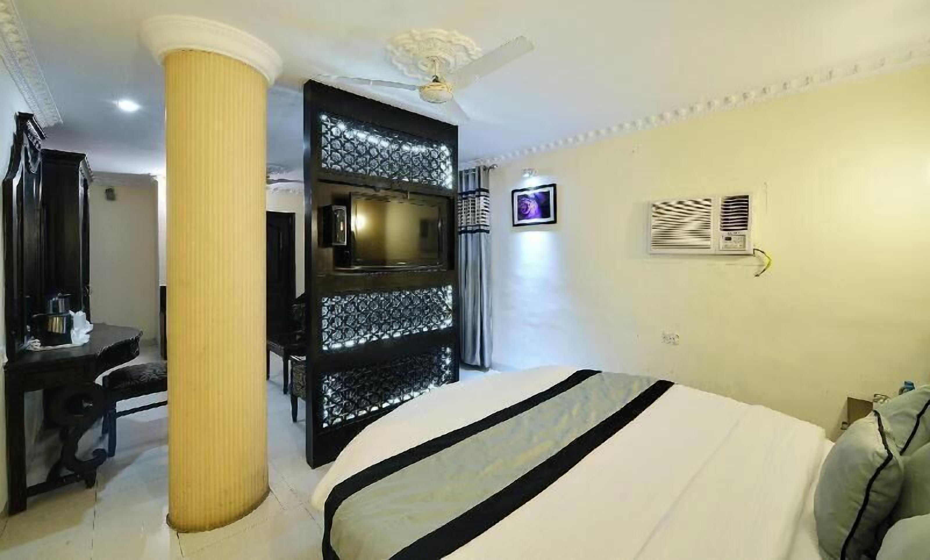 Minibar, Zimmersafe, Schreibtisch, laptopgeeigneter Arbeitsplatz