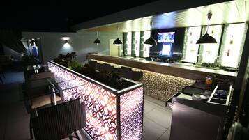 2 restaurants; breakfast, lunch and dinner served