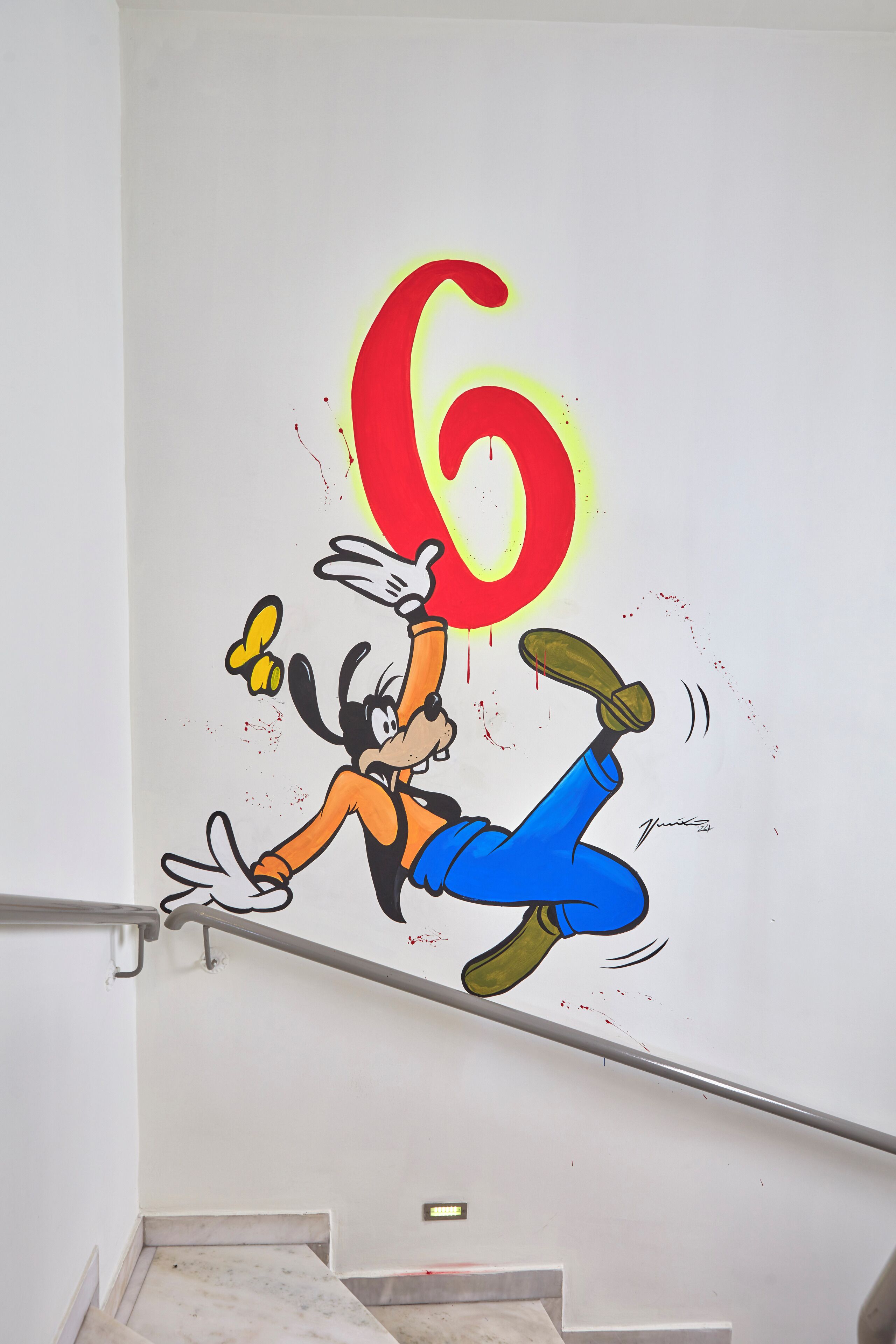 Un personnage de dessin animé qui tombe sur une rambarde d’escalier.