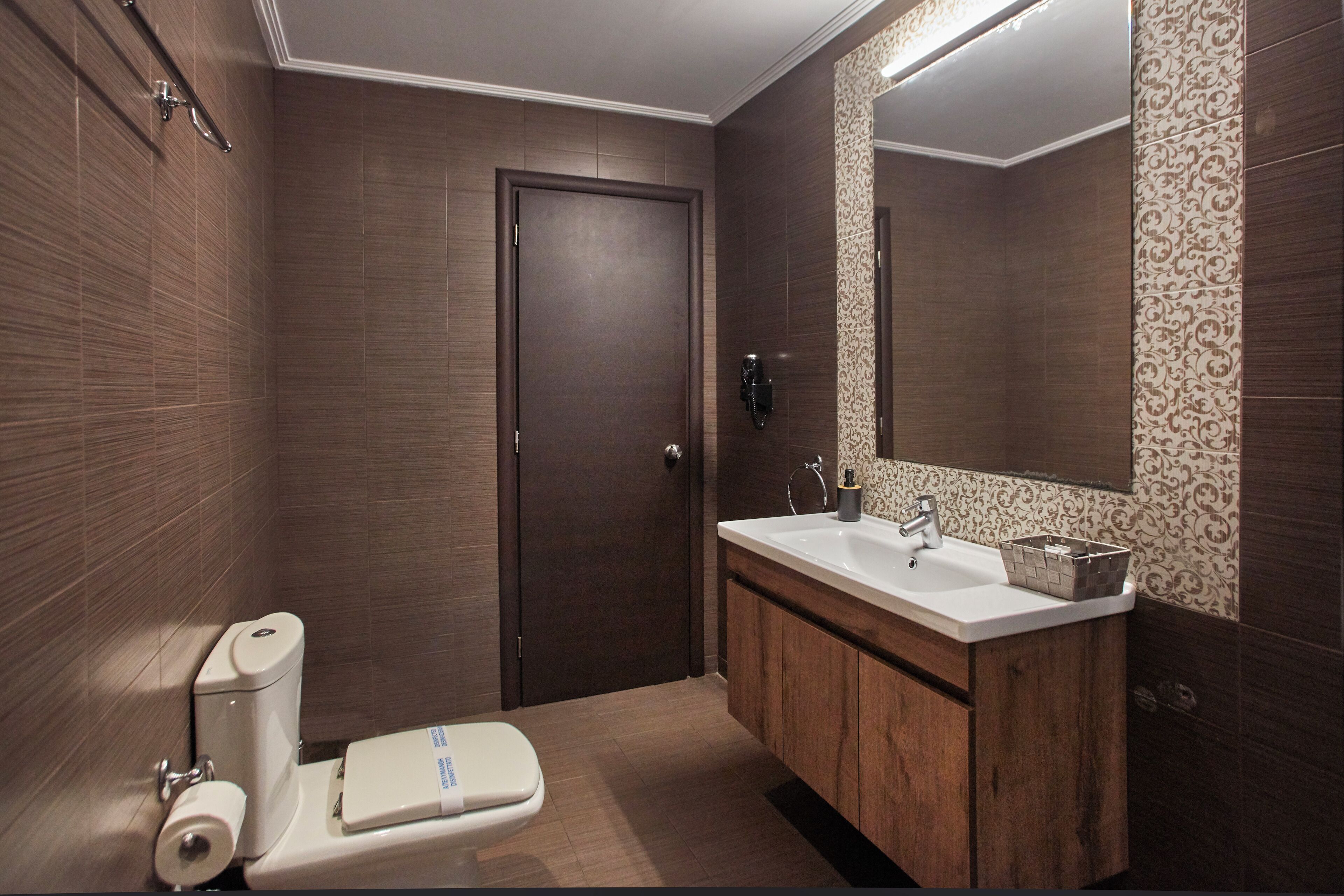 deluxe double room, 1 bedroom | bathroom | shower, free toiletries, hair dryer, slippers