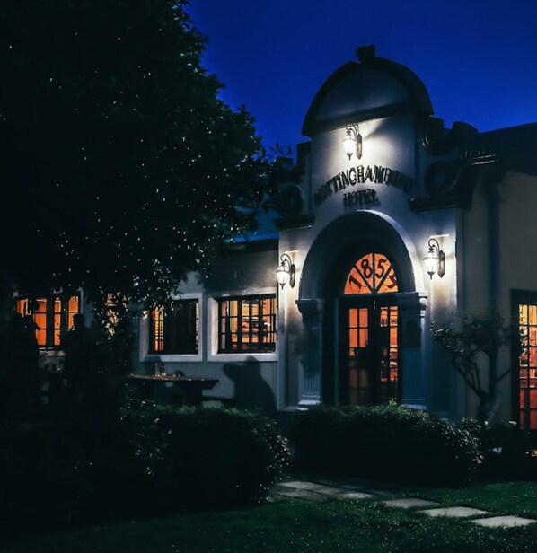 Voorkant accommodatie - avond/nacht