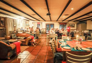 حيث تُقدم وجبات الإفطار، الغداء، الأطباق البريطانية، إطلالات على الحديقة