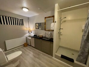 Shower, hair dryer, slippers, towels - Bitra Bed & Breakfast (Selfoss)