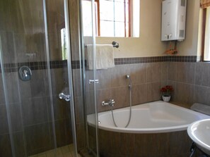 Buồng tắm vòi sen, đồ dùng nhà tắm miễn phí, khăn tắm, xà phòng 