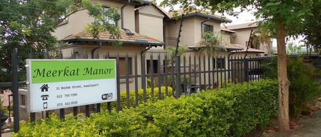 Vista frontal de la propiedad