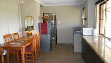 Appartement (Self-Catering) | Coin cuisine privé | Réfrigérateur, bouilloire électrique