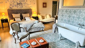 Suite | Premium bedding, Tempur-Pedic beds, minibar, in-room safe - Domaine du Grenier (Yffiniac)