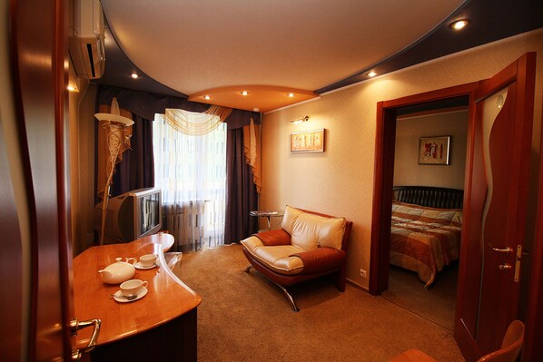 Suite | Decoración personalizada, tabla de planchar con plancha y wifi gratis 