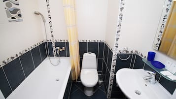Habitación superior con 2 camas individuales | Baño | Amenidades de baño gratuitas y pantuflas