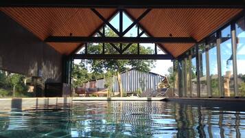 Sisäuima-allas avoinna 9.00–20.00, aurinkotuoleja