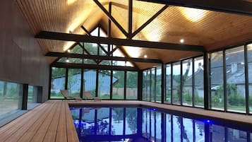 Piscine couverte, accÚs possible de 09 h 00 à 20 h 00, chaises longues