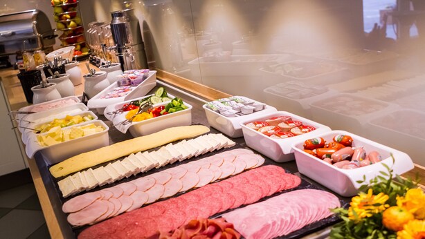 Ein Buffet mit verschiedenen Fleisch- und Käsesorten.
