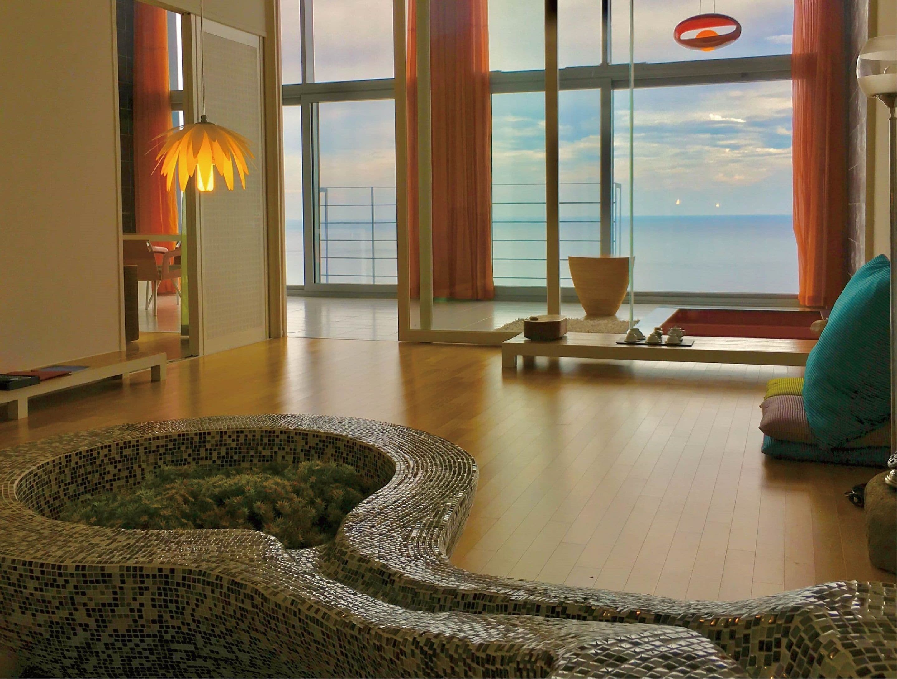 Presidential Room | Minibar, in-room safe, individually decorated, individually furnished