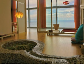 Minibar, caja de seguridad en la habitación y decoración personalizada