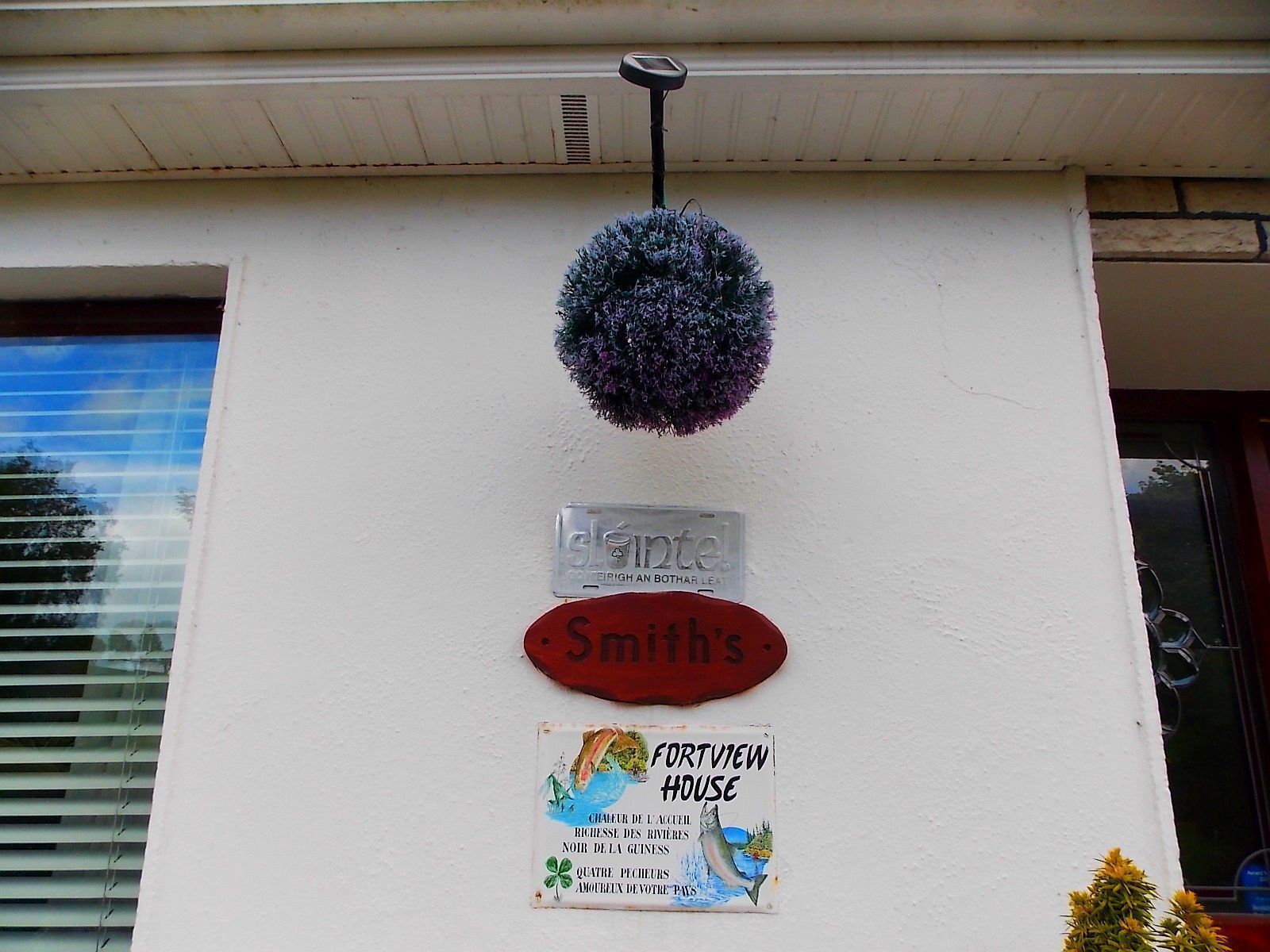 Facciata di un edificio con una targa che recita 'Smith's', un'insegna con scritto 'Fortview House' e un ornamento pensile.