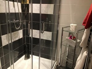 Séchoir à cheveux, serviettes fournies